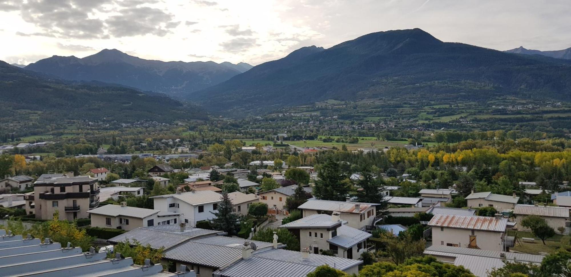 Appartement plan d'eau vue panoramique Embrun Chambre photo